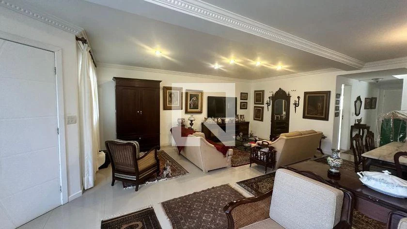 Walk-in closet in a 5-bedroom house, 250 m² — photo 6