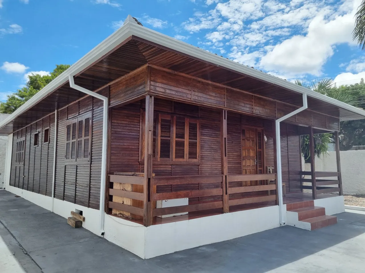 3-bedroom house with wood or laminate floors in Curitiba