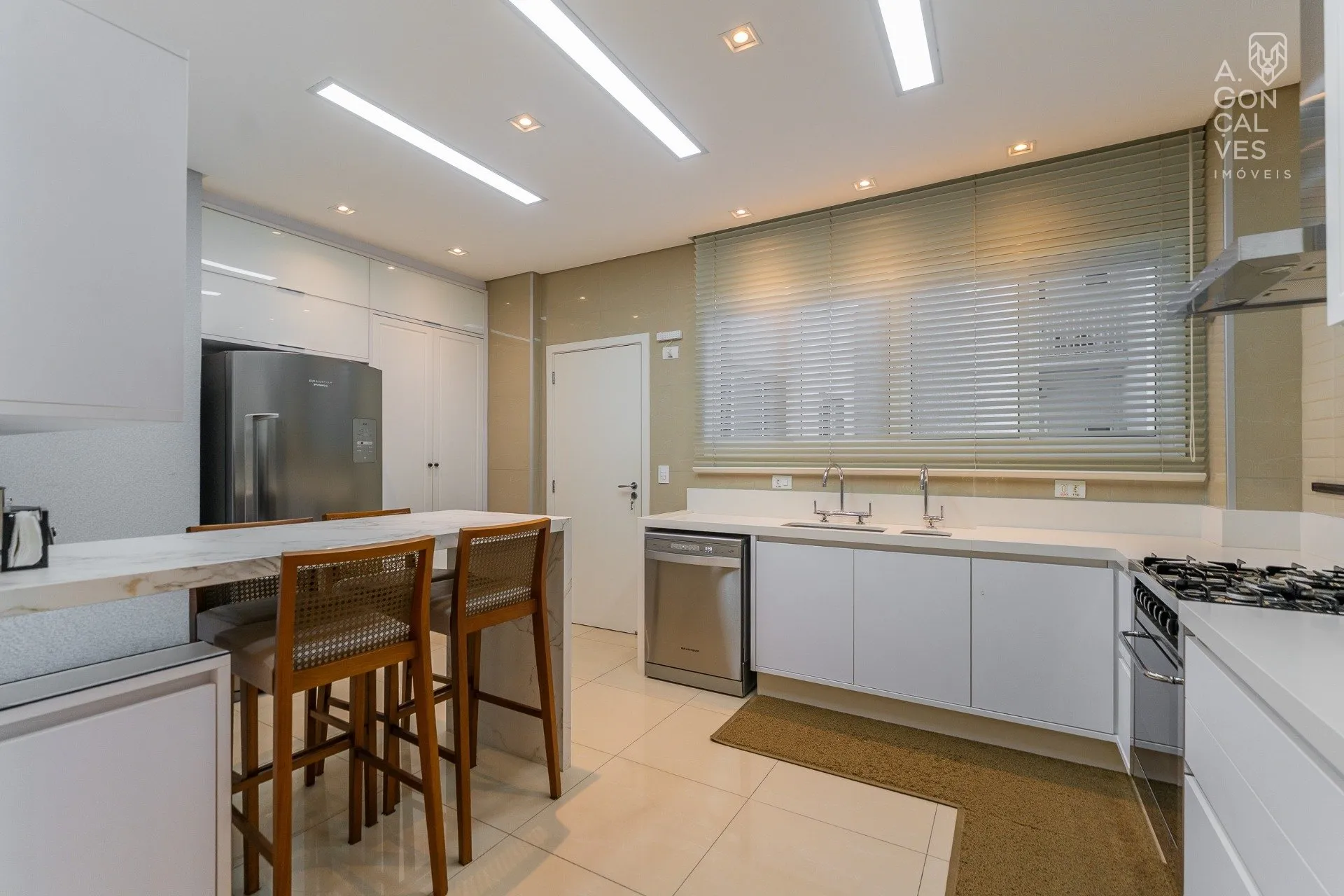 3-bedroom apartment with a dishwasher in Curitiba — photo 19