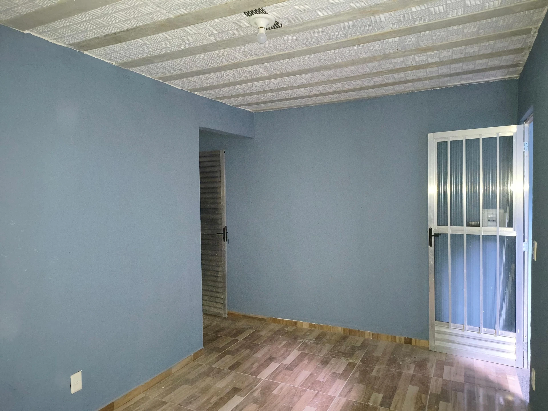 Unfurnished studio with a balcony and laundry area — photo 15
