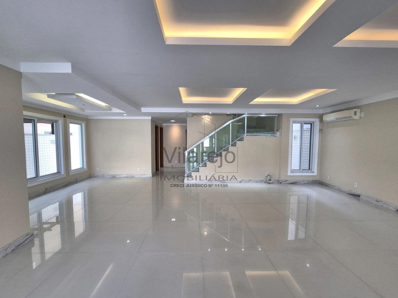 Casa com 4 suítes em 370 m² e 3 vagas