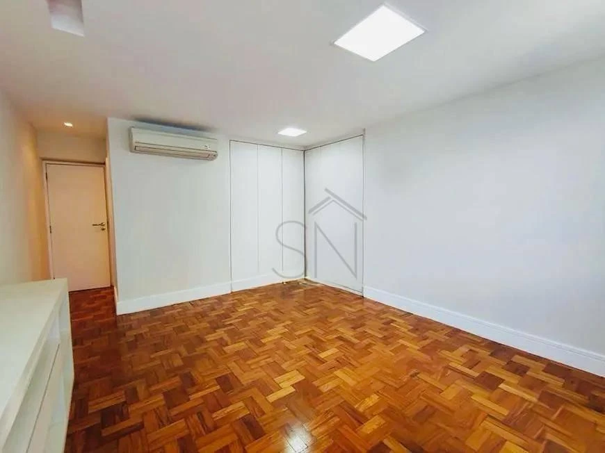 Home office in a 4-bedroom apartment, 316 m² — photo 4