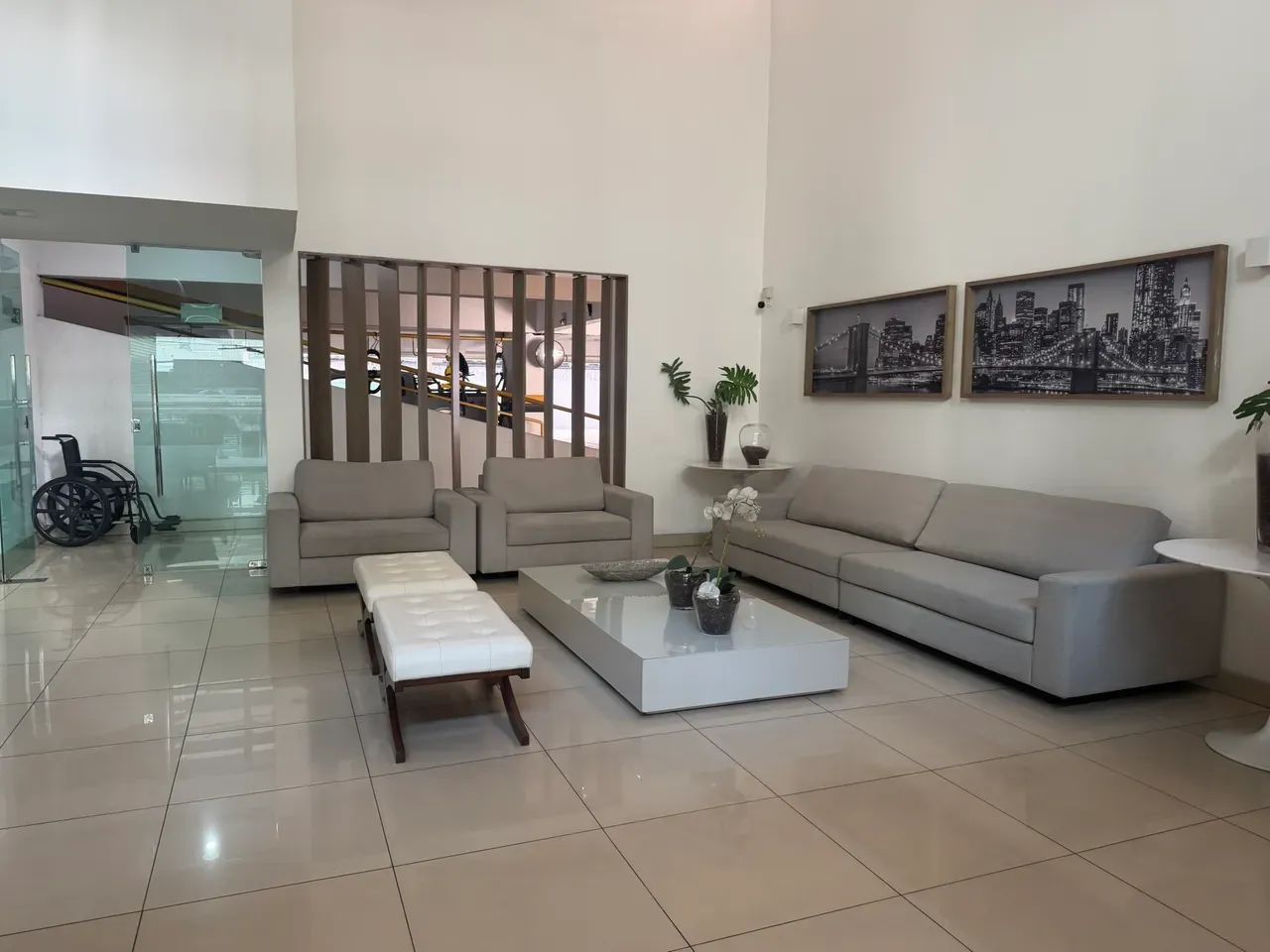 2-bedroom apartment in a building with a gym — photo 2