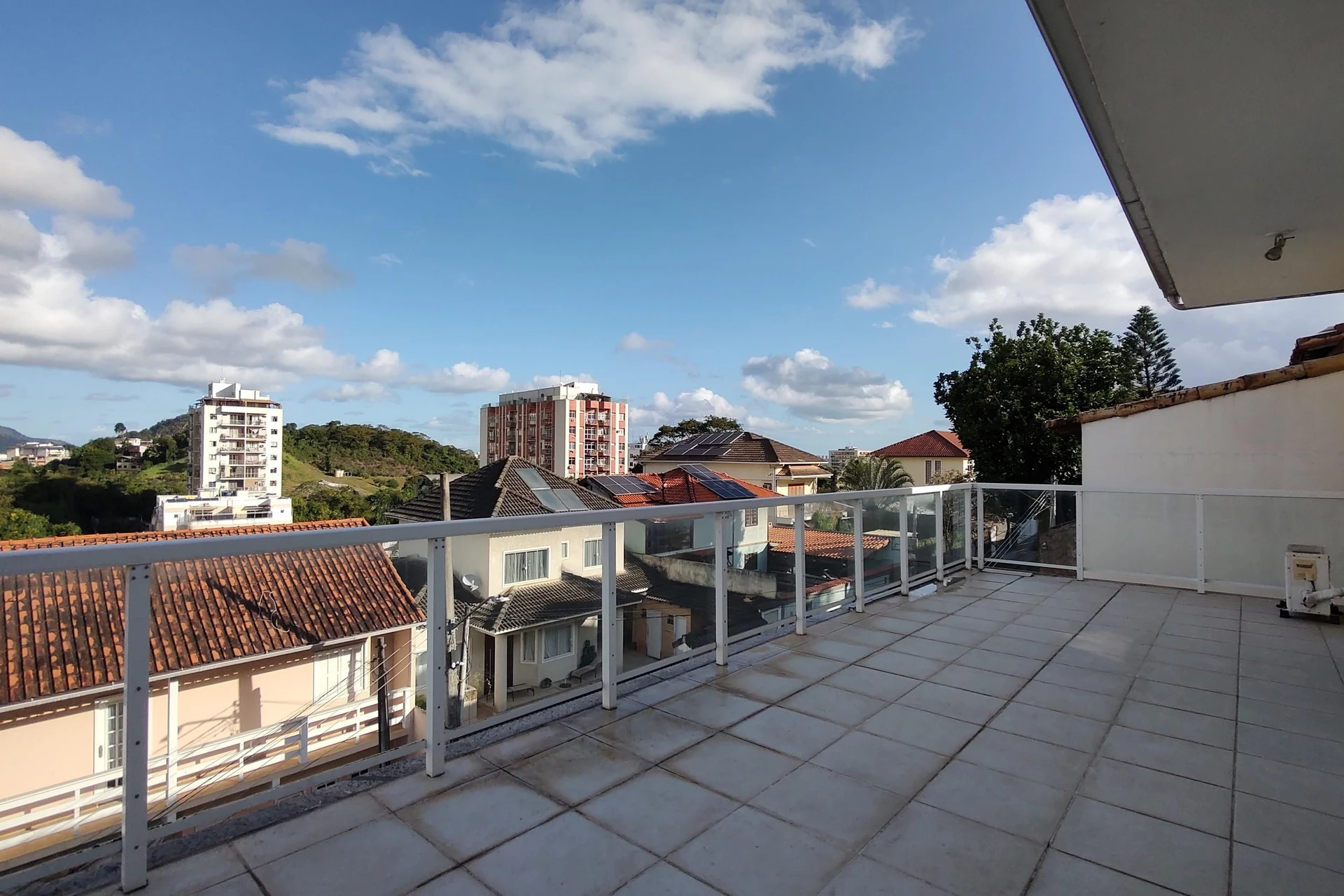 Vista a la montaña y 5 dormitorios: casa de 900 m² — photo 109