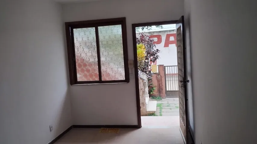 2-bedroom apartment with 1 bathroom and no parking