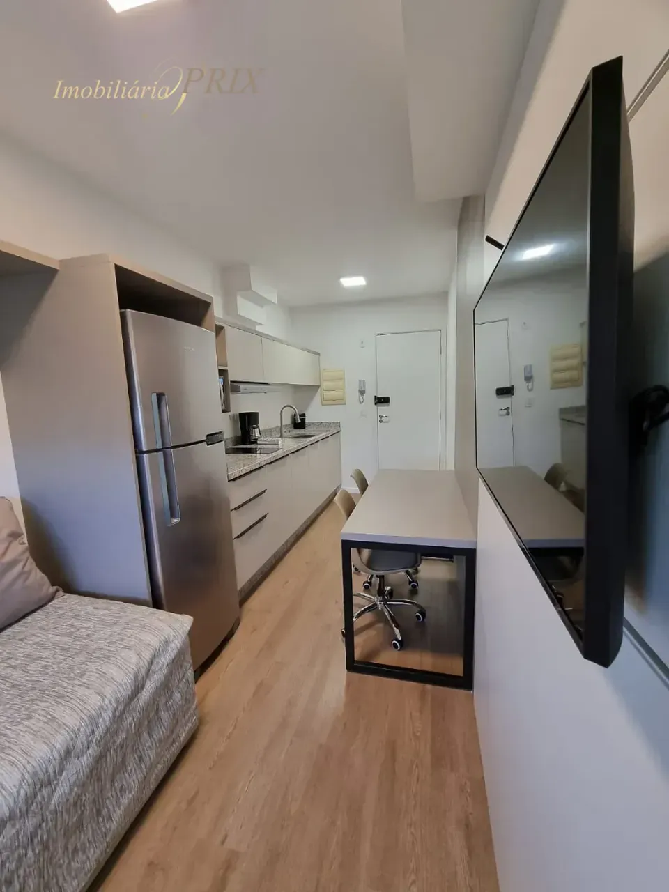 Furnished 1-bedroom apartment with an open kitchen — photo 2