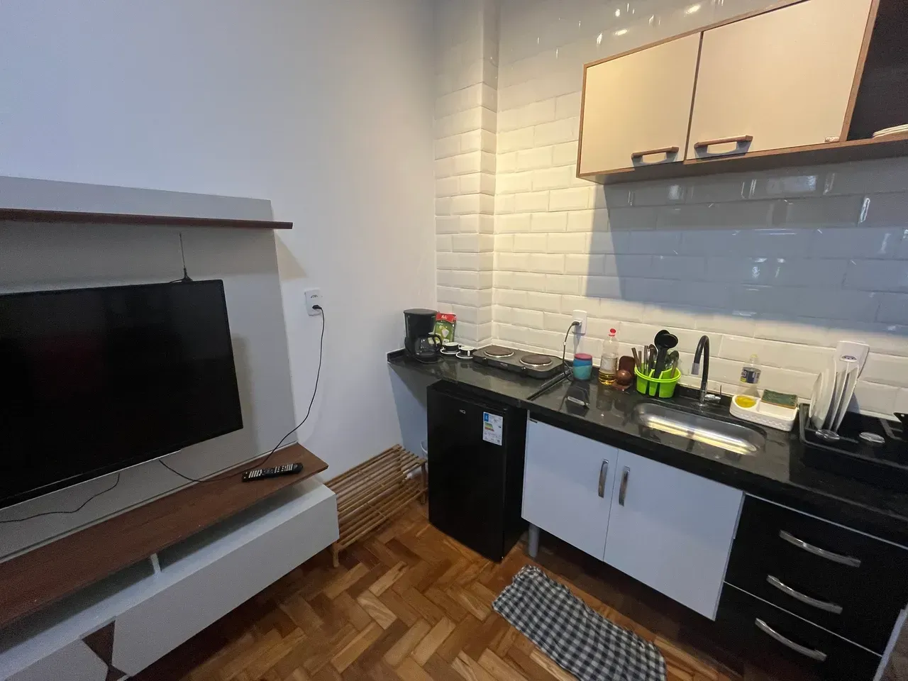 Furnished 1-bedroom apartment with a 1-bath glass shower — photo 2