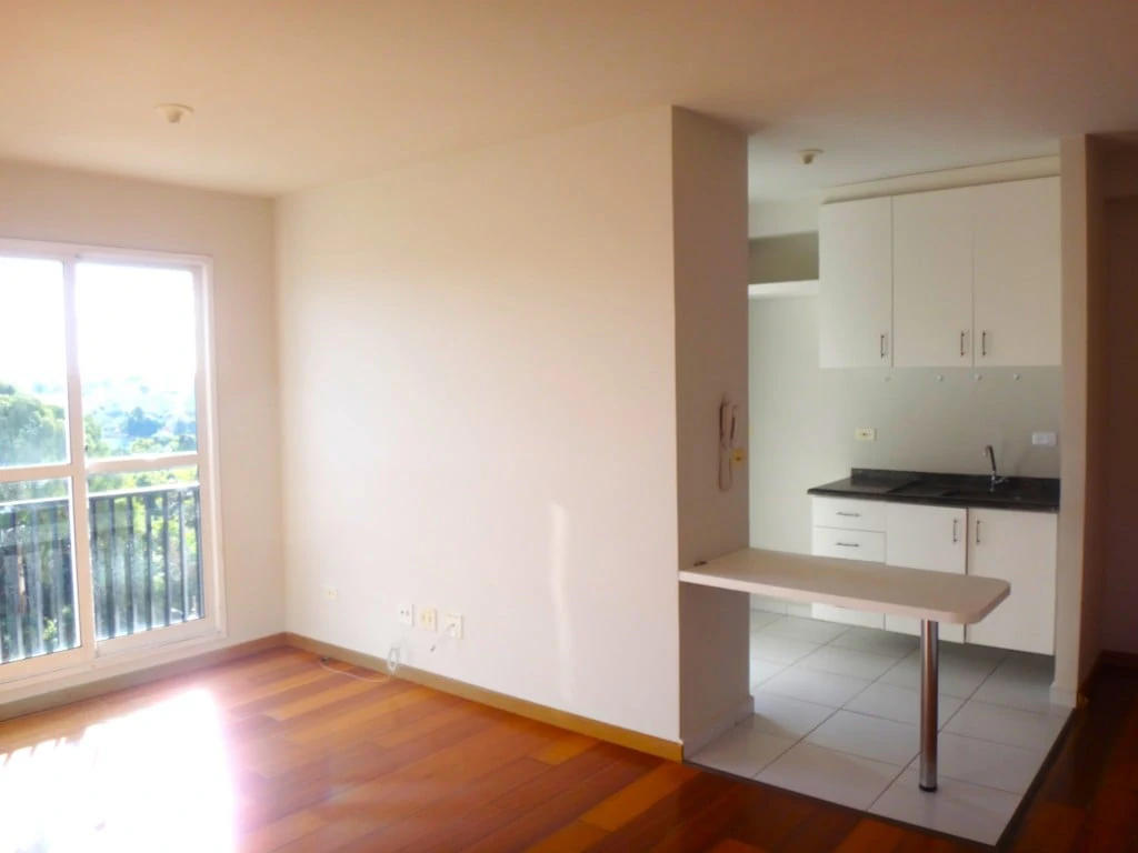 2-bedroom apartment with wood or laminate floors in Curitiba — photo 2