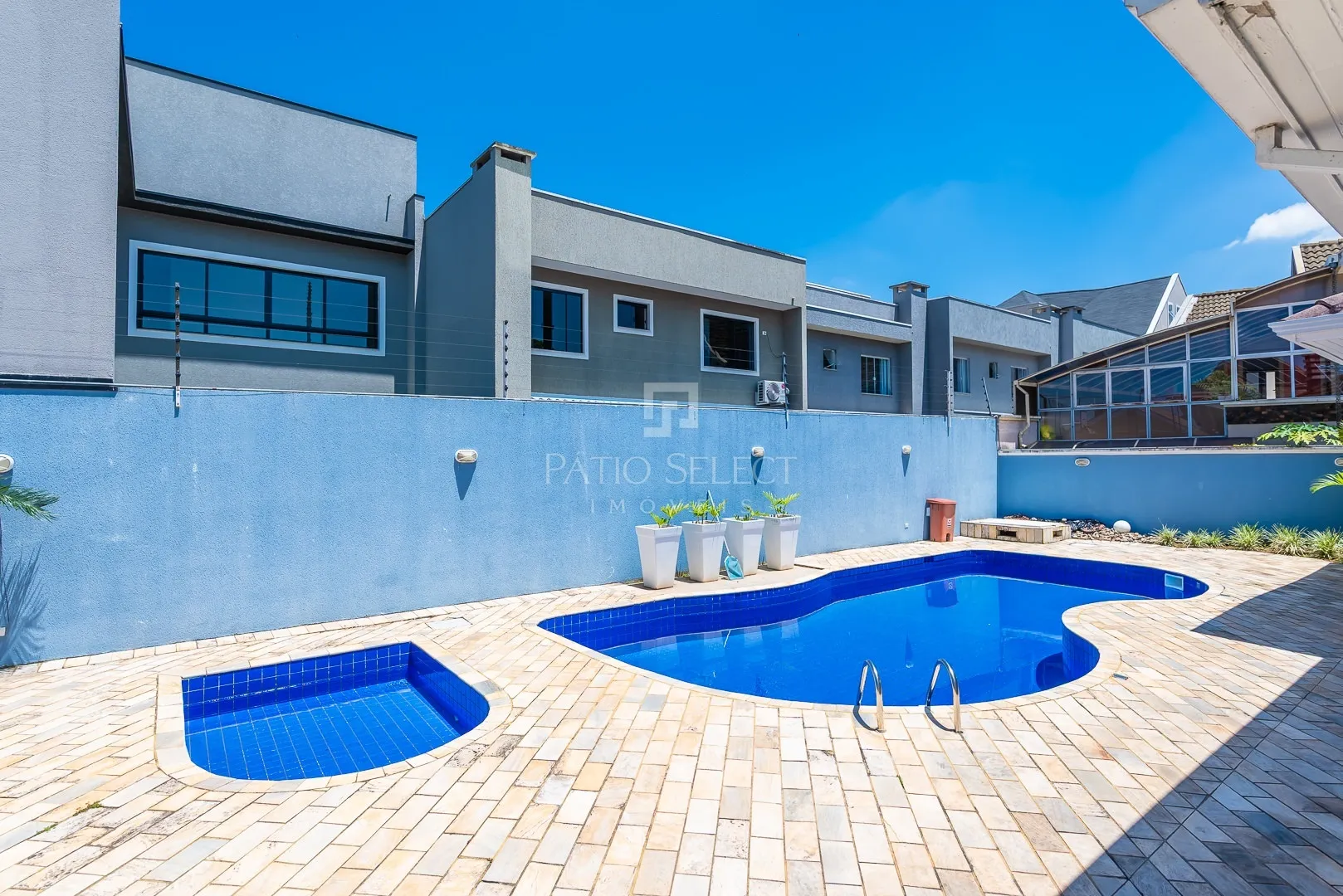 Furnished house, 305 m², with a bathtub — photo 48