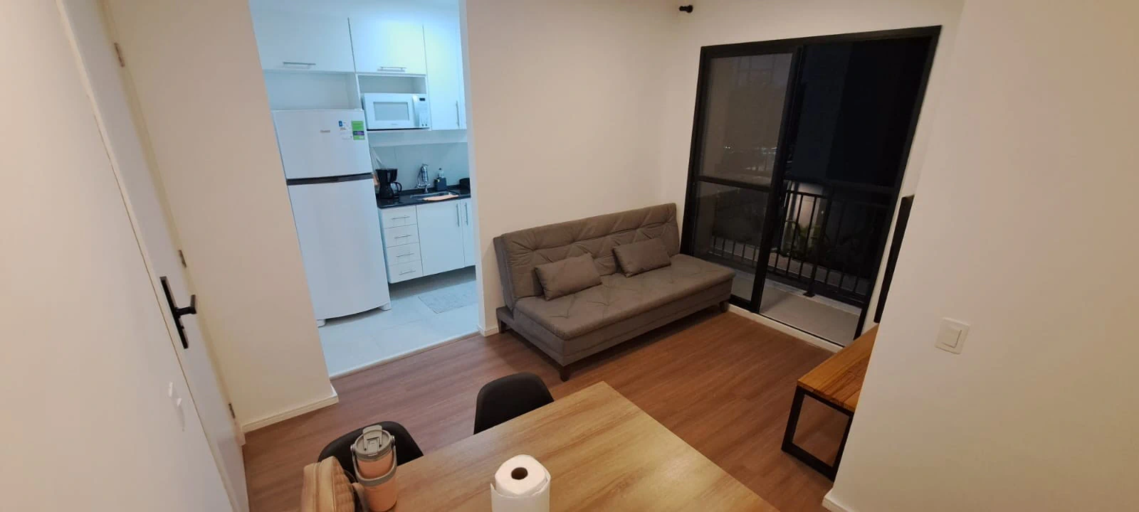 2-bedroom apartment with wood or laminate floors — photo 6