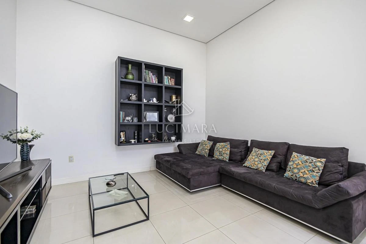 Bathtub in a 4-bedroom house, 400 m² — photo 10