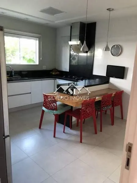 Casa amueblada con 5 dormitorios y cocina cerrada