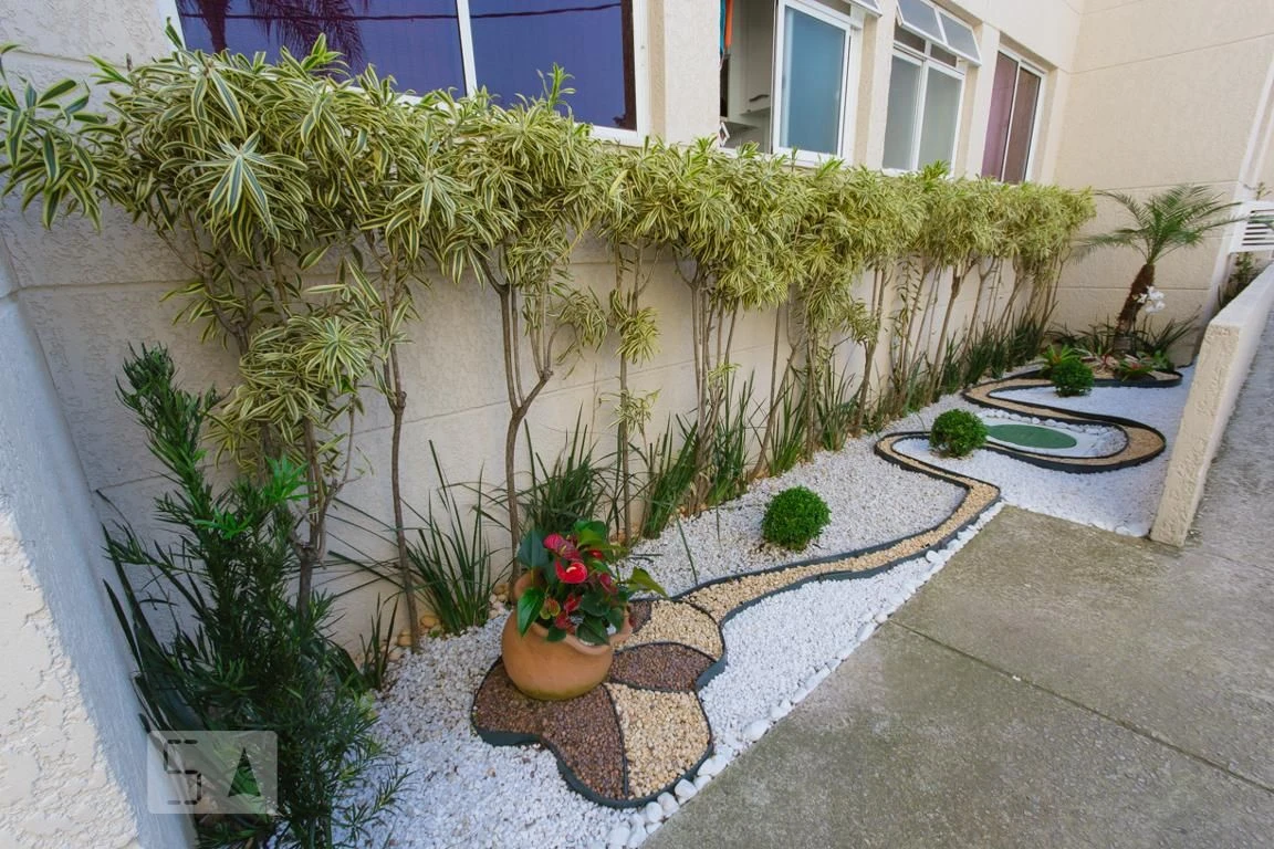 2-bedroom apartment in a building with a pool — photo 10