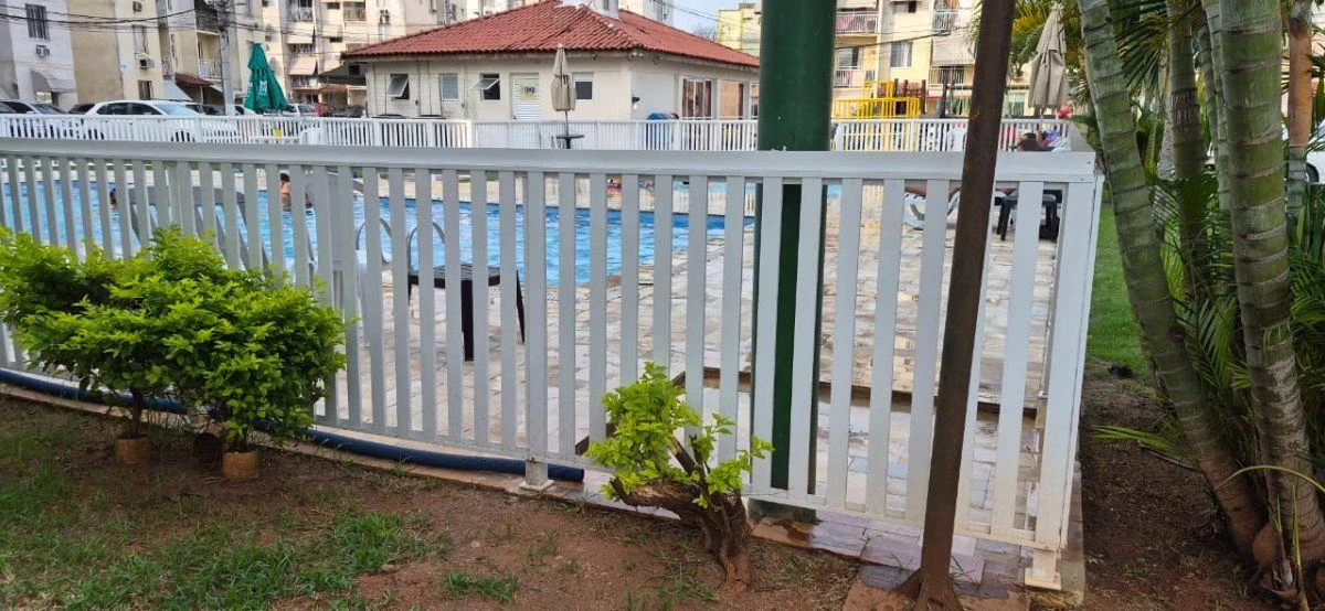 2-bedroom apartment in a building with a pool — photo 4