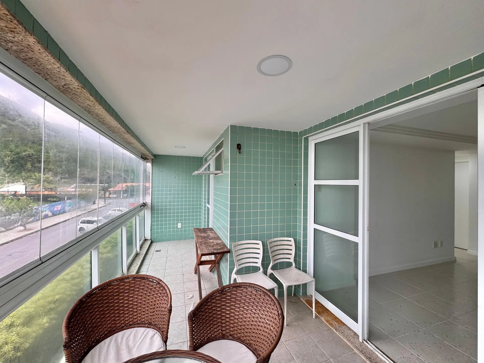 2-bedroom apartment with 2 parking spots and enclosed balcony — photo 12