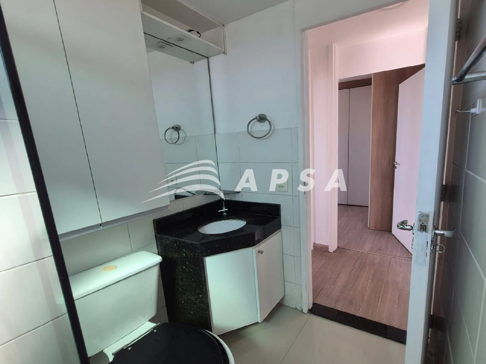 Apartamento de 2 quartos com piso de madeira ou laminado — photo 8