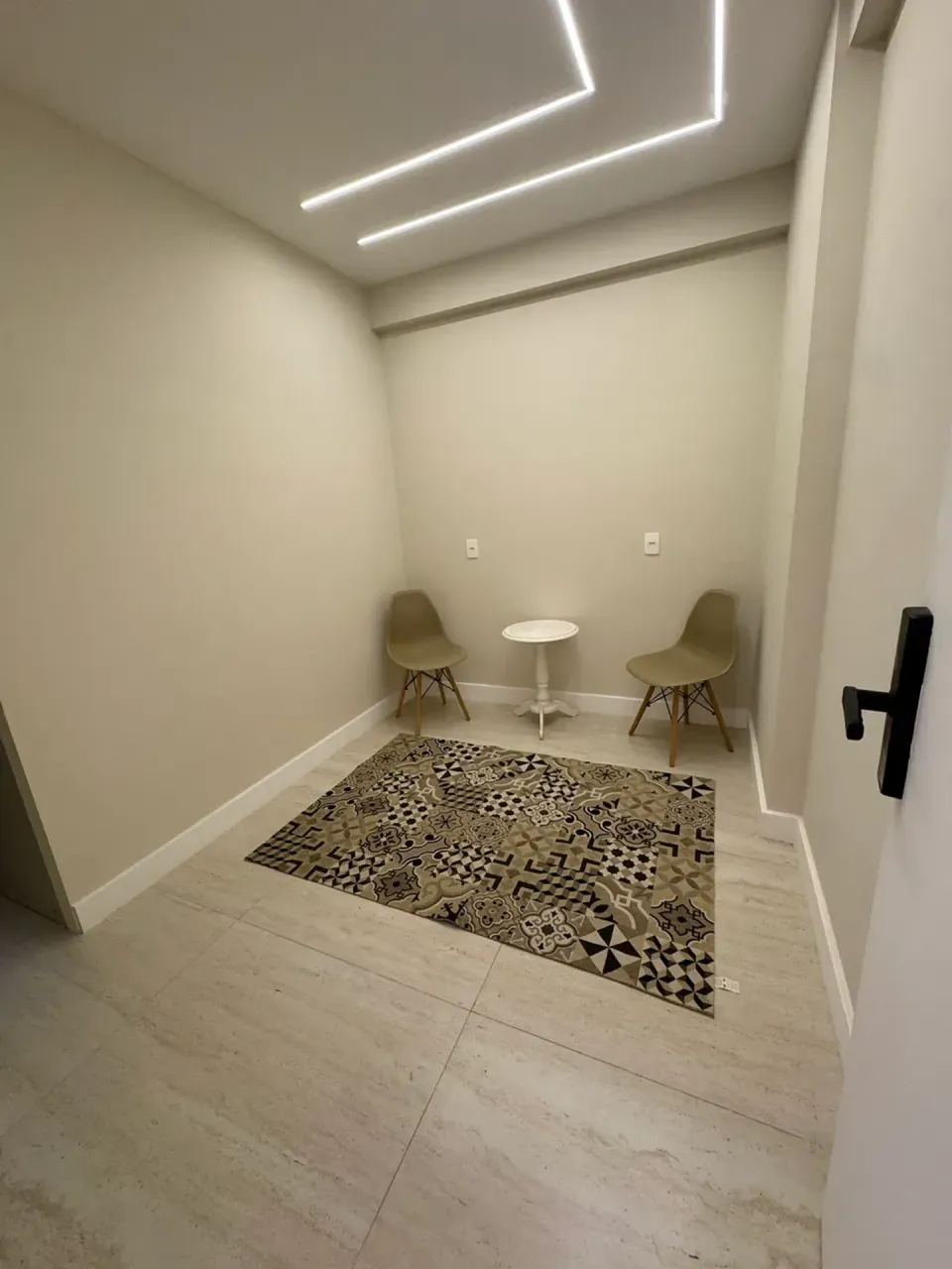 Furnished 2-bedroom apartment with open-plan kitchen — photo 19