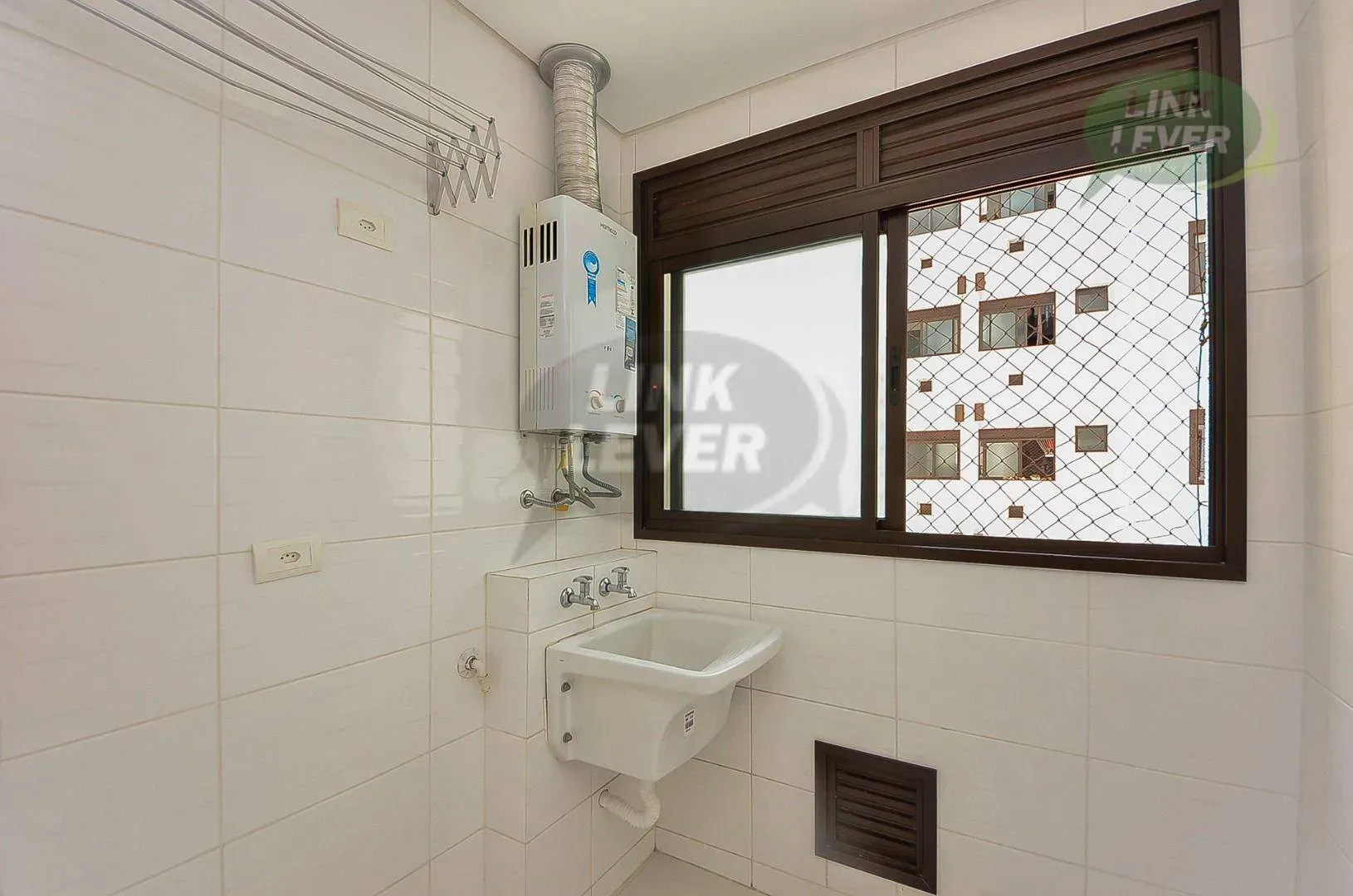 Balcony with a grill in a 3-bedroom apartment, 88 m² — photo 7