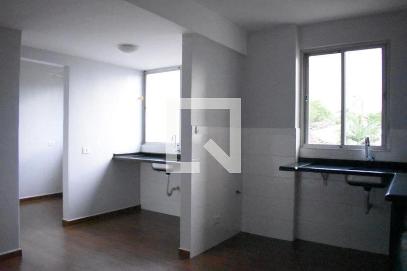 Wood or laminate floors in a 3-bedroom apartment, 133 m²