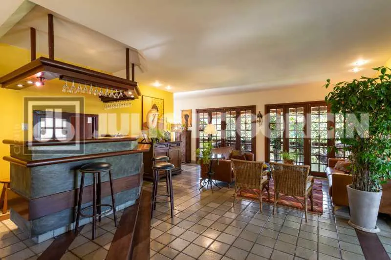 Balcony with a grill in a 5-bedroom house, 392 m² — photo 21
