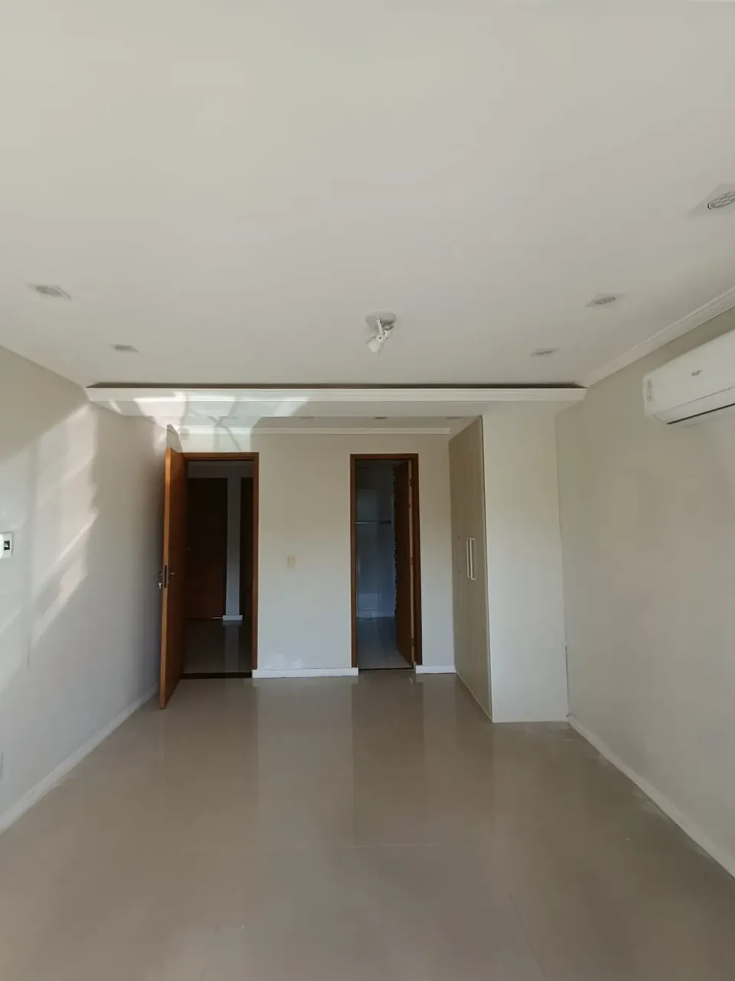 House with 4 bedrooms and 5 bathrooms — photo 16