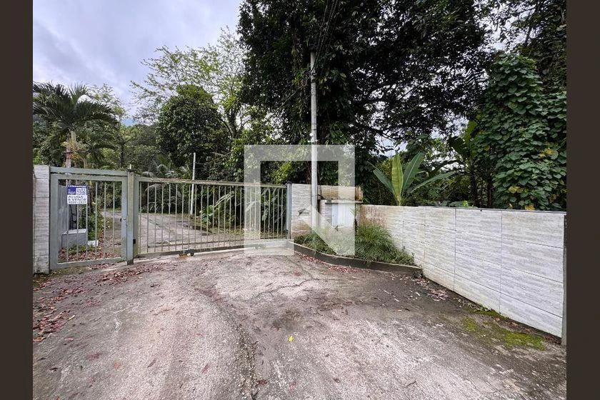 Balcony with a grill in a 2-bedroom house, 165 m² — photo 44