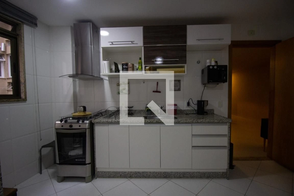 Furnished apartment with 2 en-suite bedrooms and desk — photo 9