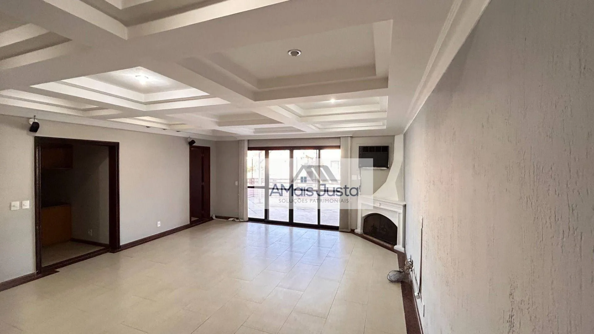 4-bedroom apartment in a building with a pool — photo 56