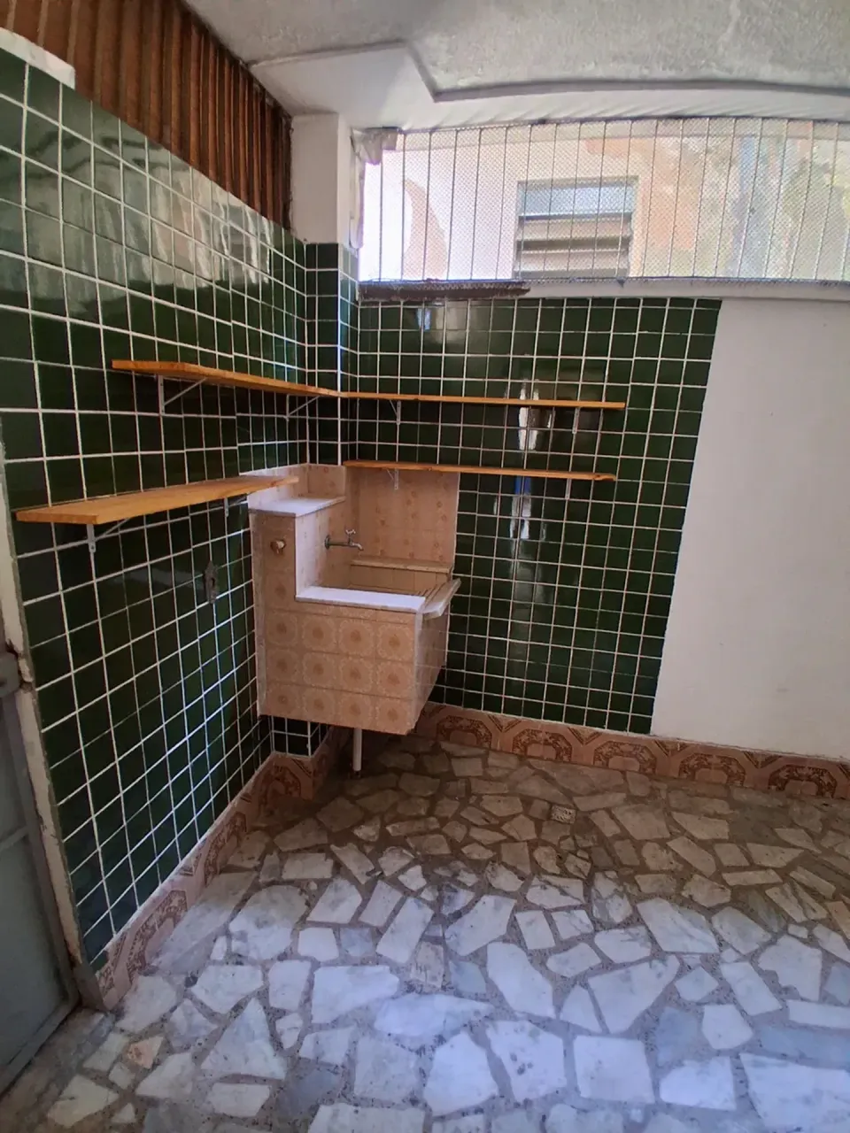 Unfurnished 1-bedroom 1-bath apartment, no parking — photo 2