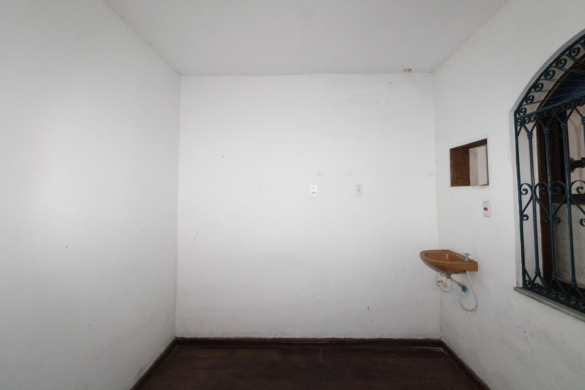 House with 4 bedrooms and 1 bathroom, separate kitchen — photo 35