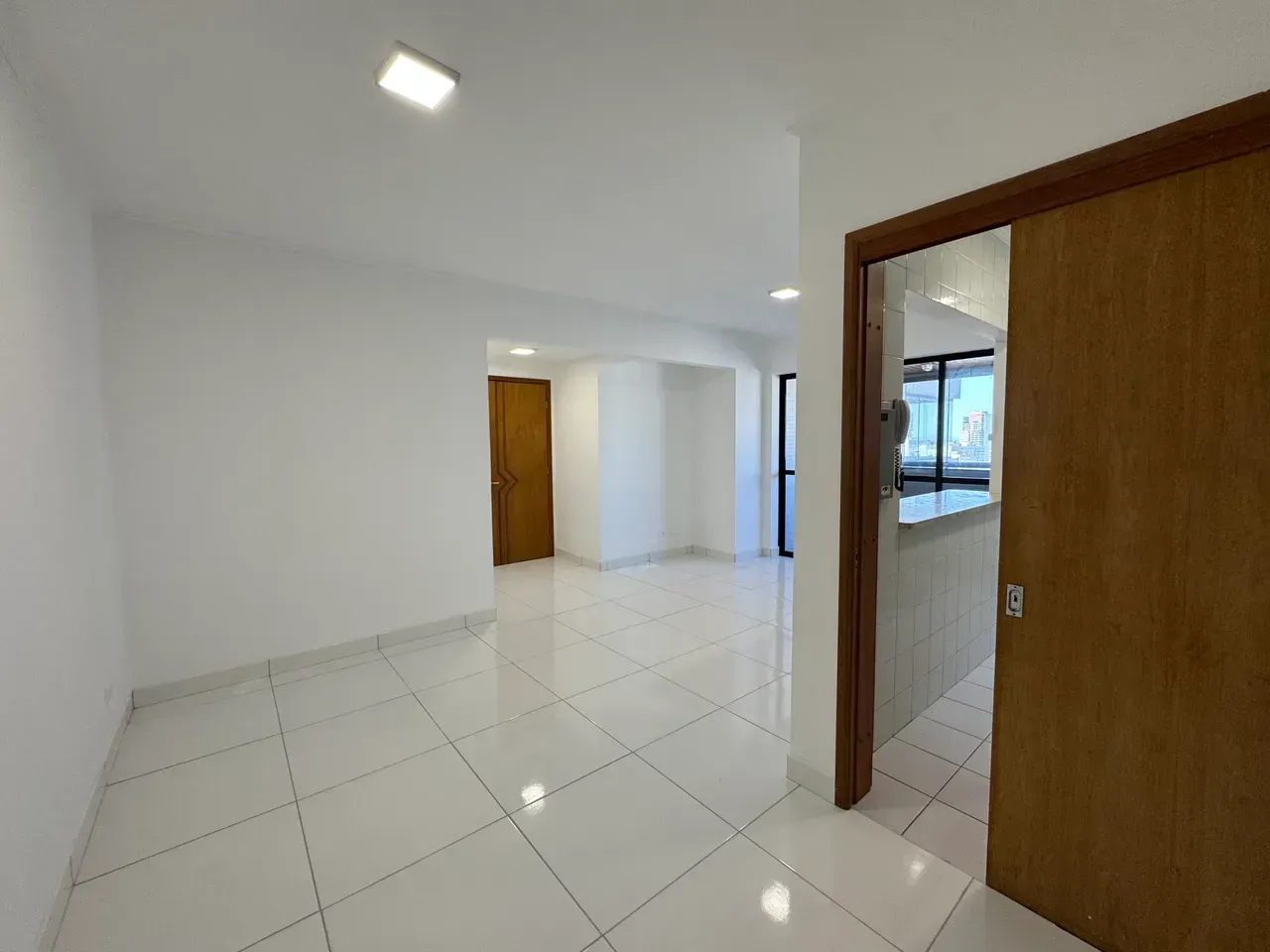 1-bedroom apartment with open-plan kitchen and balcony — photo 16