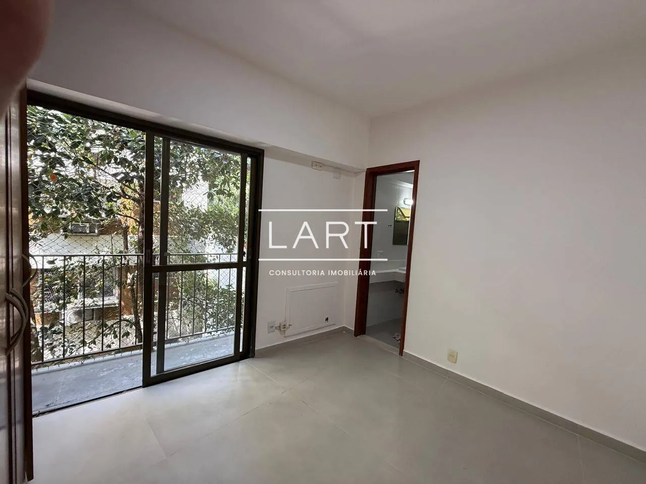 Apartment on the 6th floor with a glass-enclosed balcony — photo 12