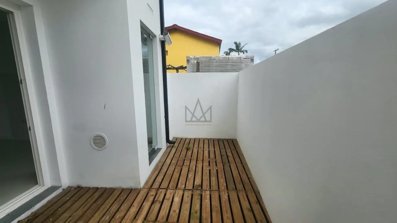 Casa em condomínio com 2 suítes e jardim privativo