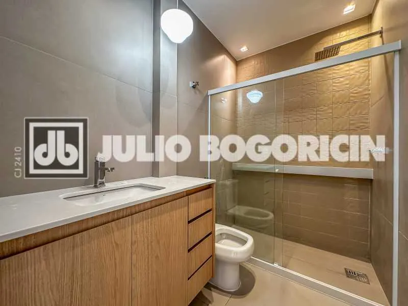 Walk-in closet in a 3-bedroom apartment, 110 m² — photo 14