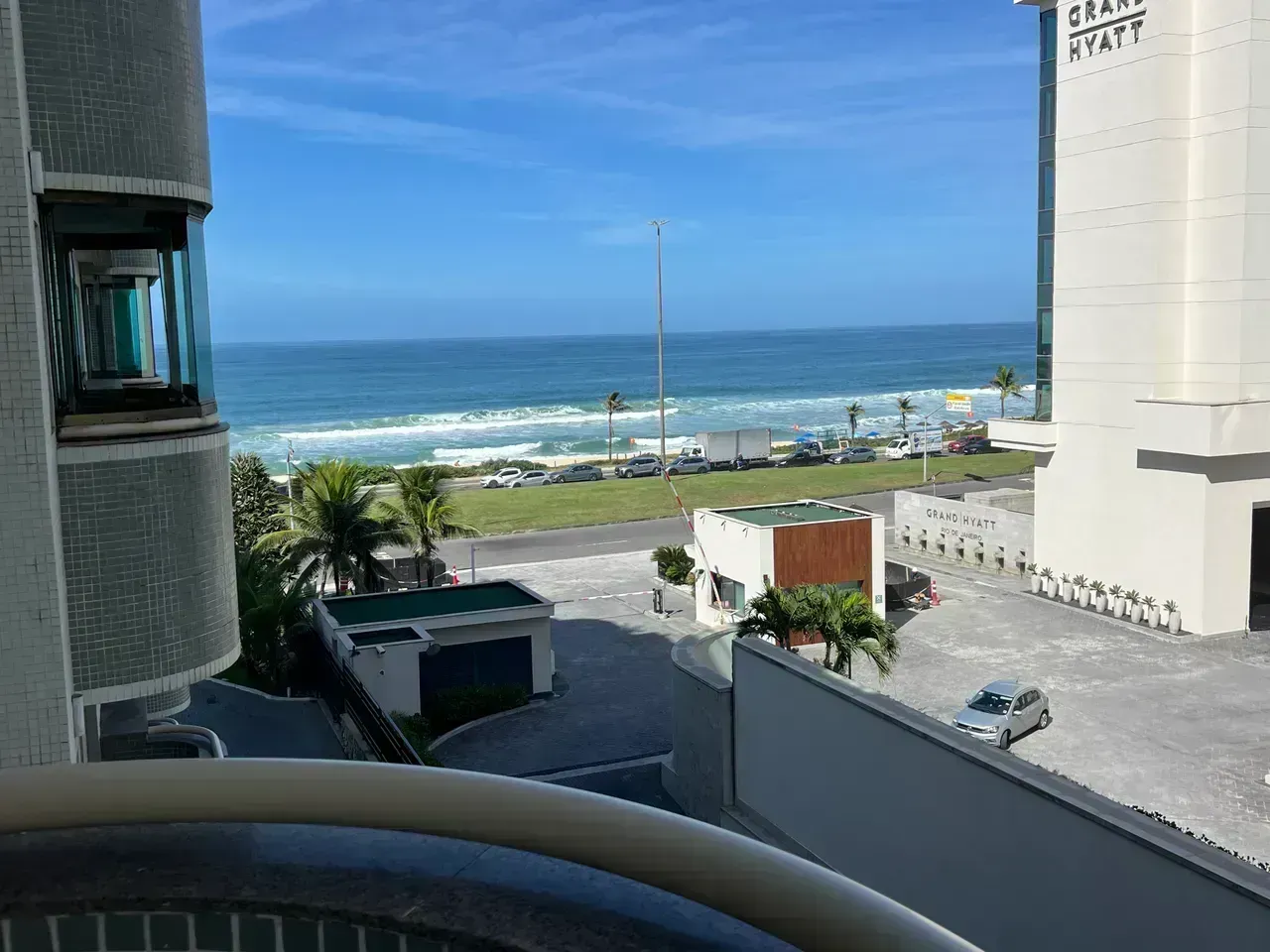 Furnished 1-bedroom apartment with building pool — photo 15