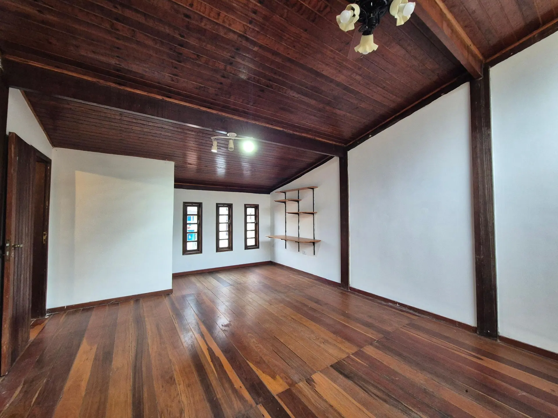 Balcony with a grill in a 3-bedroom house, 150 m² — photo 12