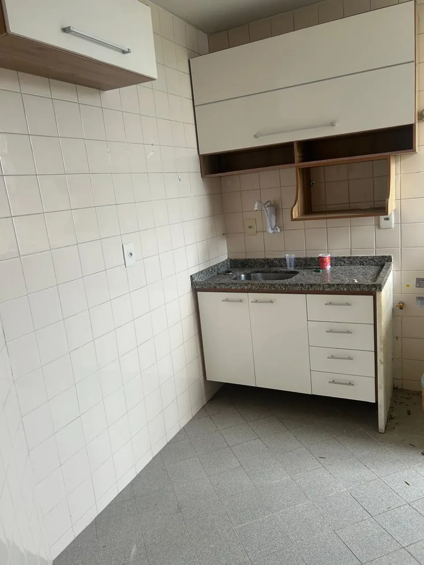 One-bedroom apartment in a building with a pool — photo 4