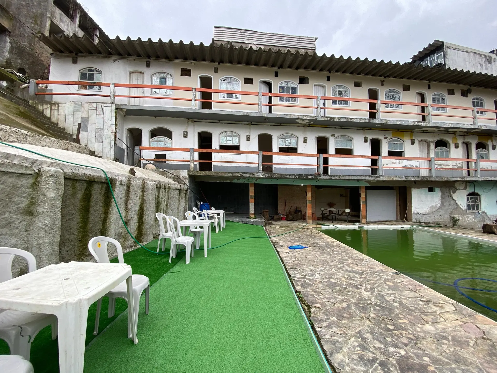 Studio in a building with a pool — photo 17