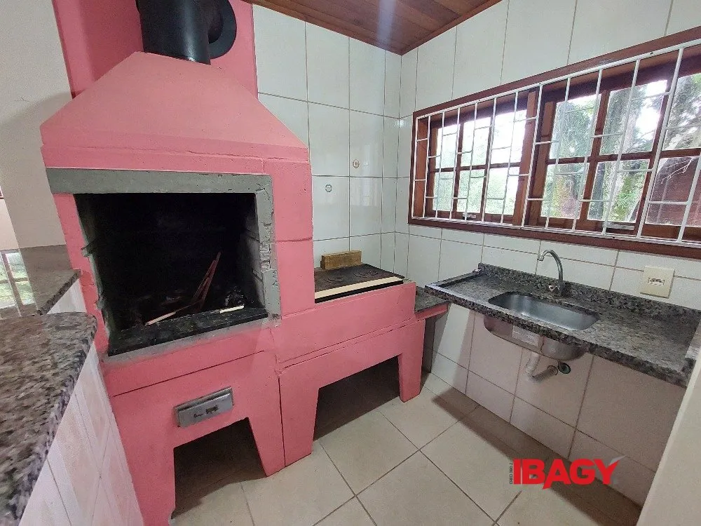 2-bedroom house with a mountain view in Florianópolis — photo 11