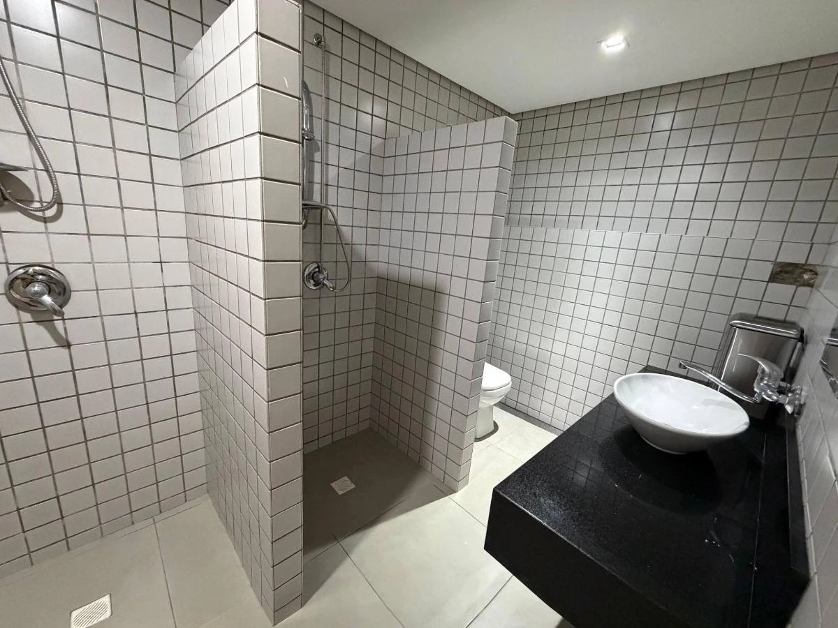 4-bedroom house with a bathtub — photo 10
