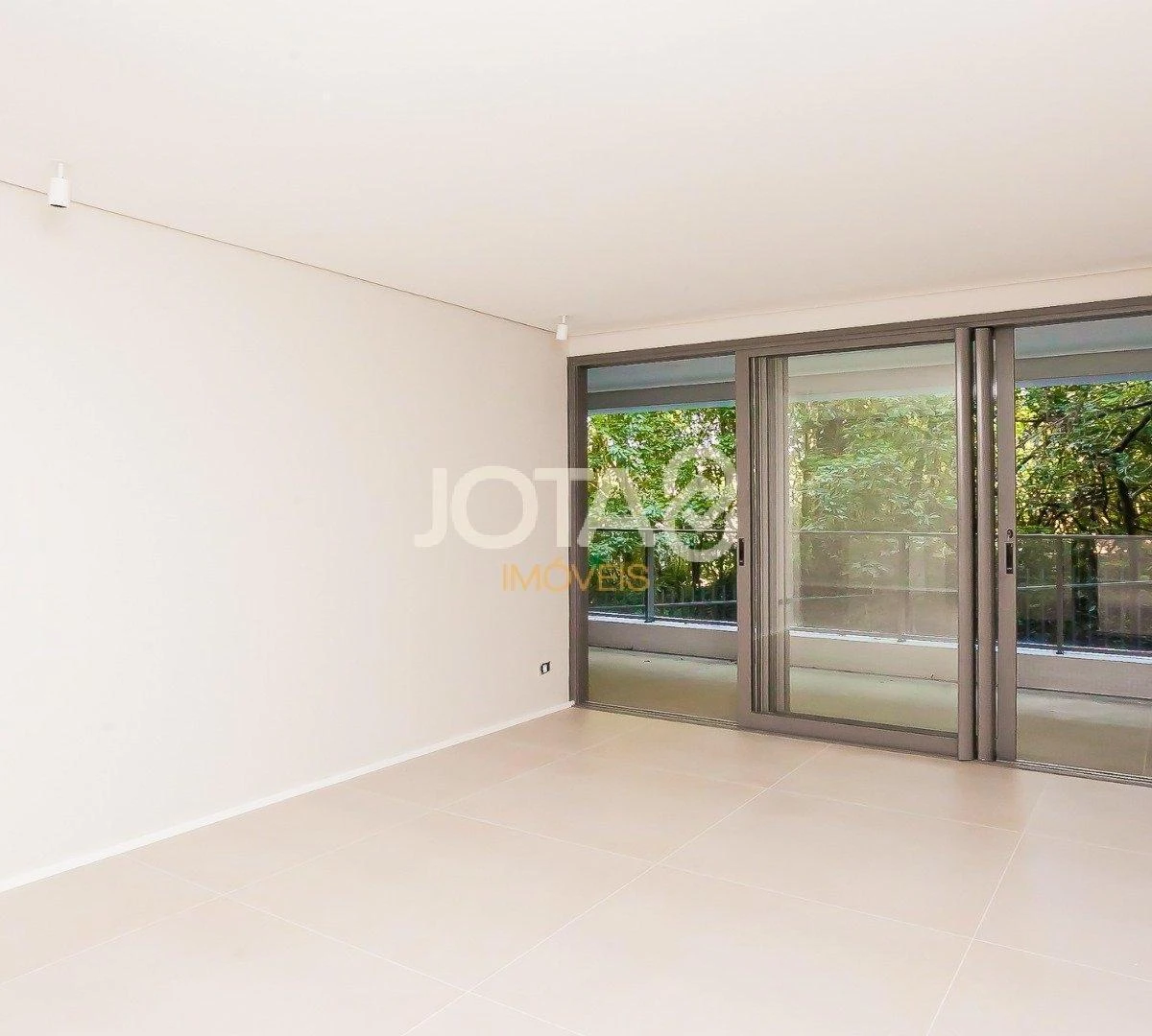 Balcony with a grill in a 3-bedroom apartment, 143 m² — photo 35