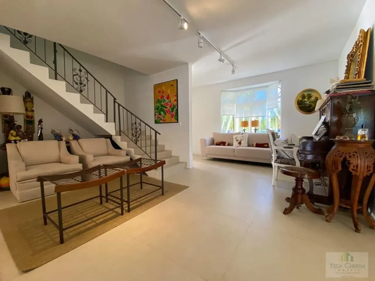 Casa de 320 m² com janelas do piso ao teto e lareira — photo 25