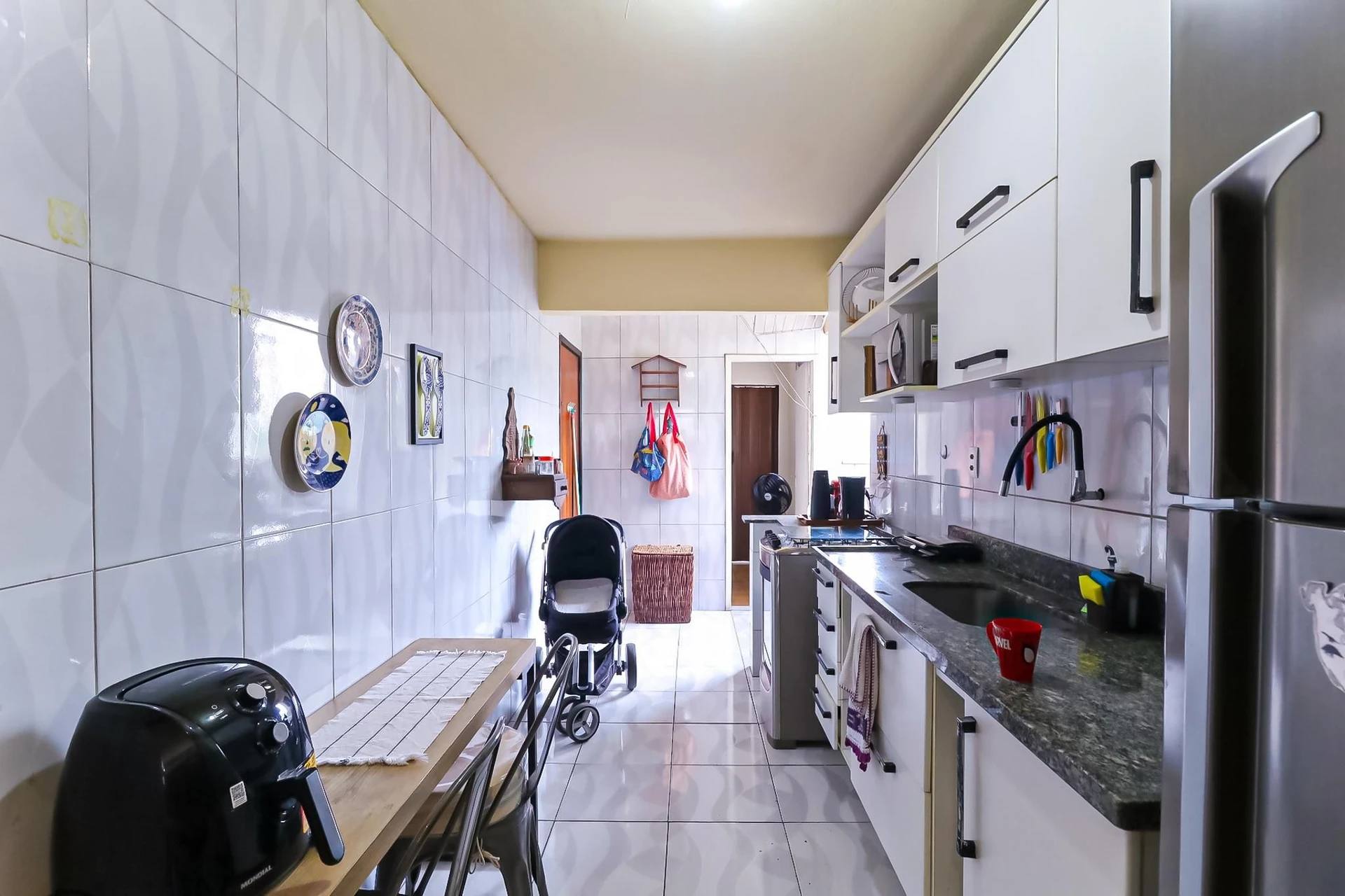 Furnished 2-bedroom apartment with open-plan kitchen — photo 29