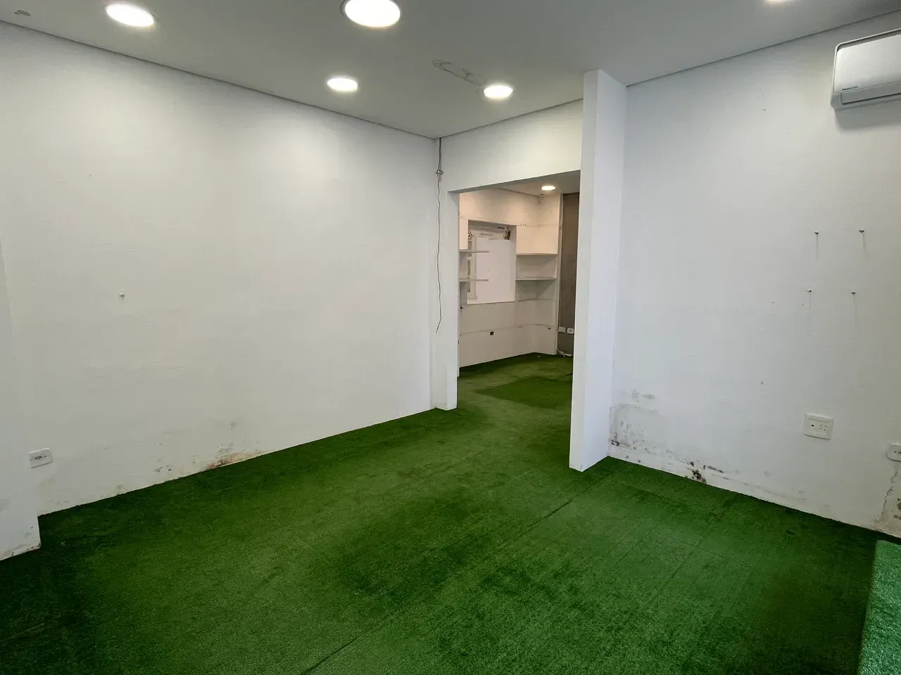 Unfurnished commercial house with 5 bedrooms and 2 baths — photo 13