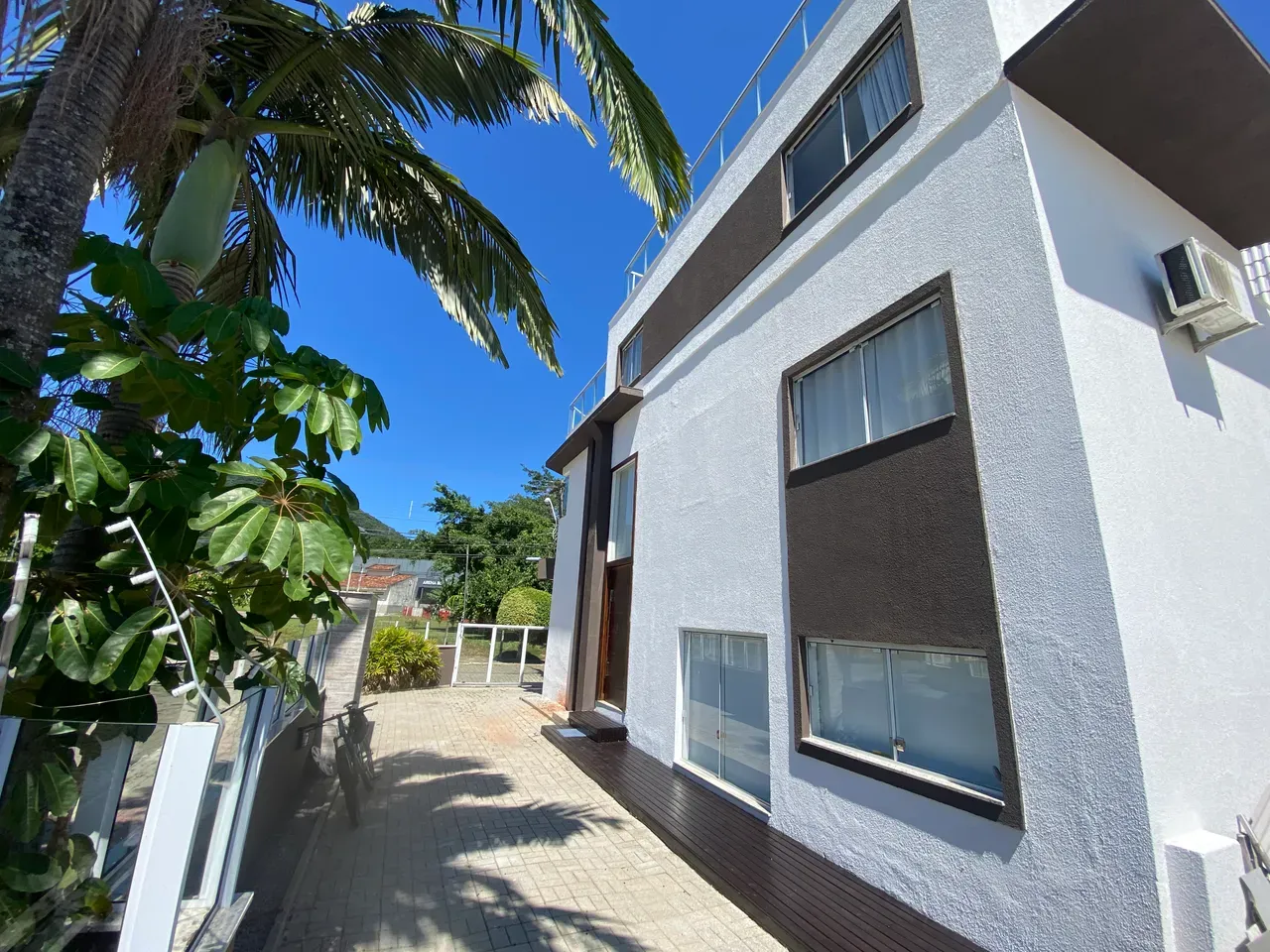 Floor-to-ceiling windows in a 3-bedroom house, 230 m² — photo 16