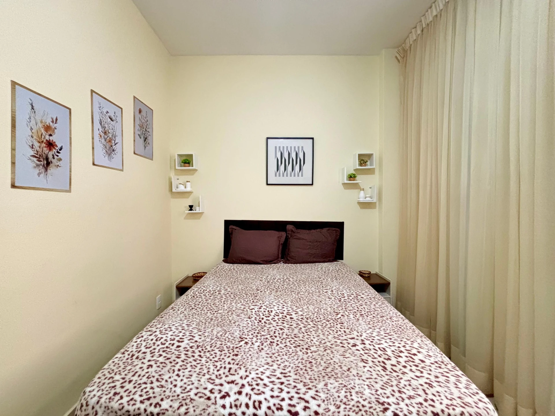 Furnished studio with 1 bedroom and a glass shower — photo 6