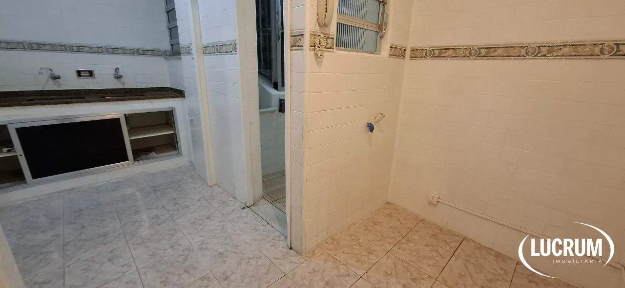 2-bedroom apartment with wood or laminate floors — photo 2