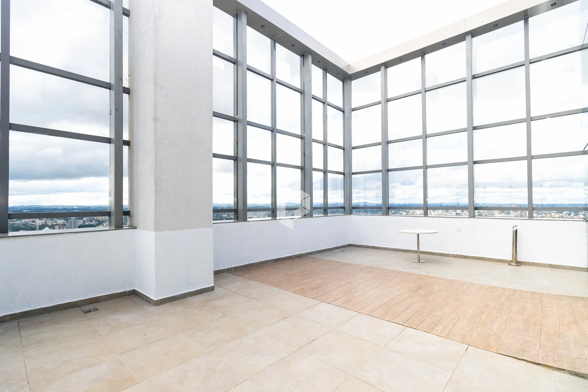 Furnished 1-bedroom apartment with city view — photo 38