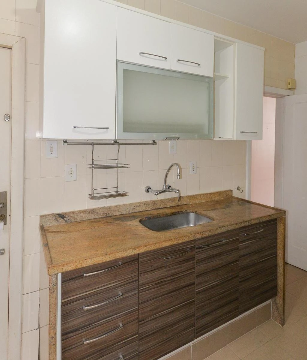 3-bedroom apartment with a mountain view