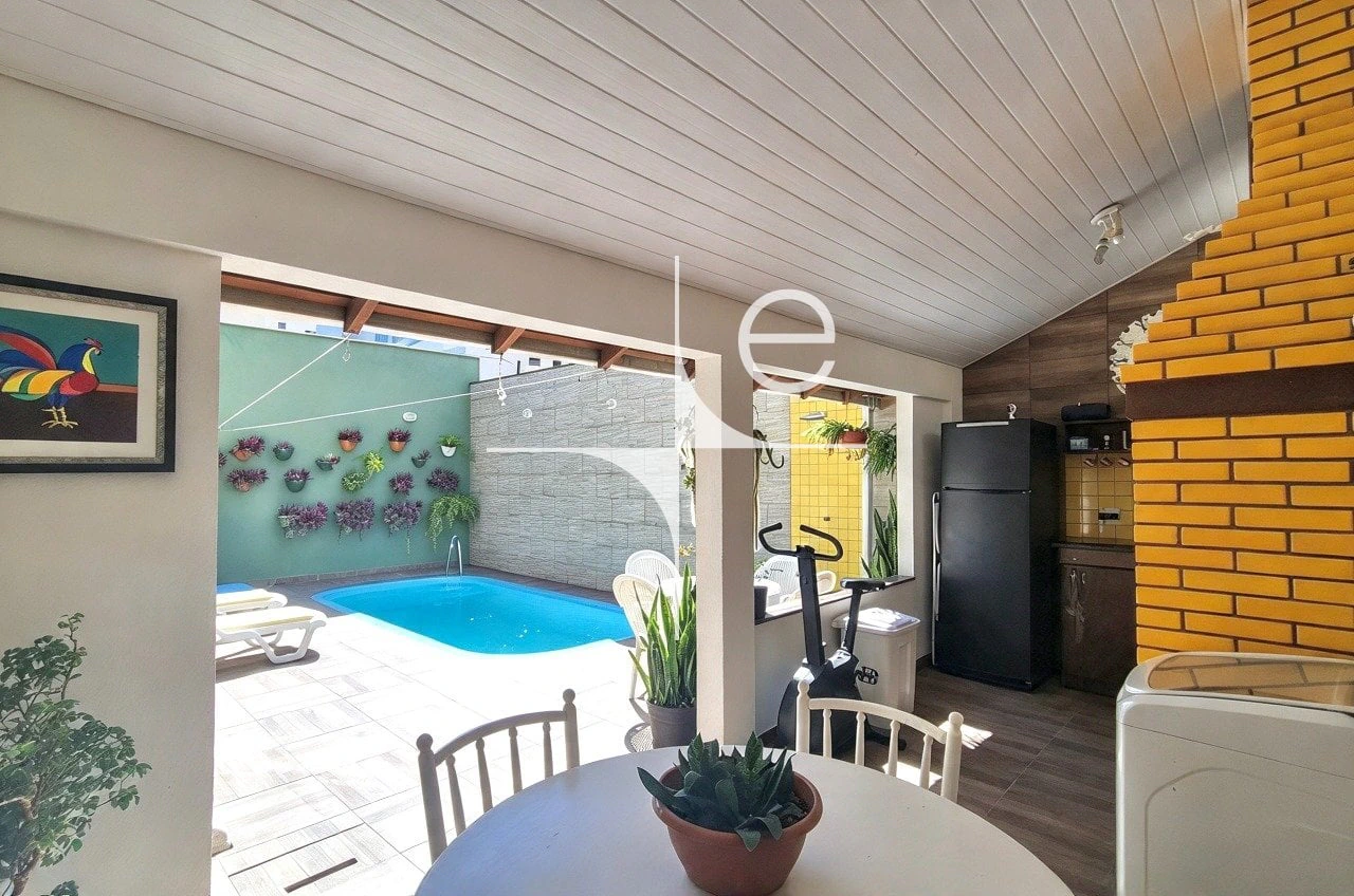 3-bedroom house with a grill on the balcony in Florianópolis — photo 20